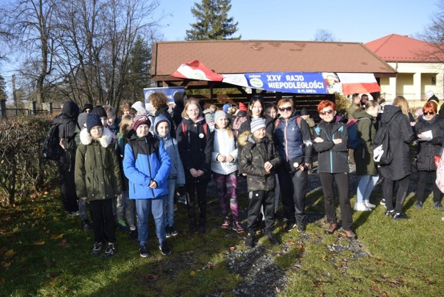 Blisko 200 osób wspólnie z organizatorami z Oddziału Polskiego Towarzystwa Turystyczno-Krajoznawczego z Końskich aktywnie uczciło 103. rocznicę odzyskania przez Polskę Niepodległości. Uczestnicy stawili się na zbiórkę w sobotę, 6 listopada, o godzinie 9.00 w Ogródku Jordanowskim pod wiatą Green Velo.