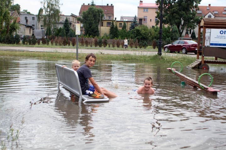 Ulewa w Wolsztynie i znowu zalane place, zarwane chodniki,...