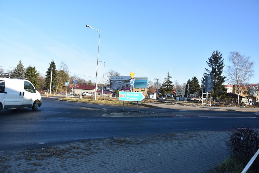 Tarnów. Miasto i drogowcy spierają się o przebudowę Lwowskiej, a otoczenie ulicy wygląda jak pobojowisko [ZDJĘCIA]