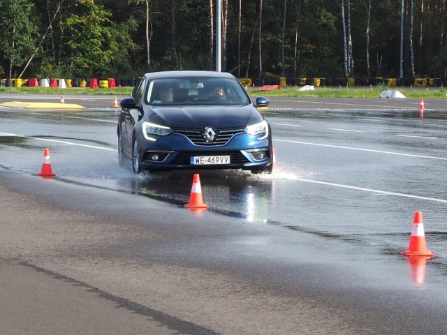 W minioną sobotę, 10 października na torze w Modlinie młodzi kierowcy z Radomia wzięli udział w specjalnym szkoleniu. Były to zajęcia praktyczne oraz teoretyczne, na których można było dowiedzieć się między innymi jak wyprowadzić auto z poślizgu. 

>