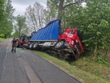 Wypadek w gminie Zadzim. W poniedziałkowe popołudnie zderzyła się ciężarówka z ciągnikiem rolniczym. Są ranni ZDJĘCIA