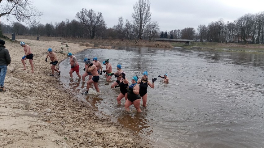 60 amatorów ekstremalnej kąpieli morsowało dziś w rzece...