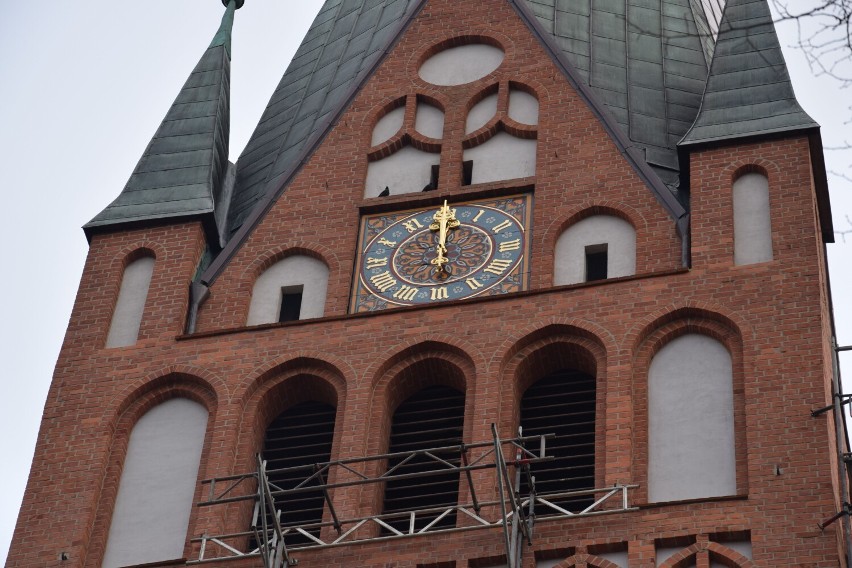 Wiadomo kto, kiedy i za ile „ożywi” zegar na wieży kościoła Mariackiego w Szczecinku [zdjęcia]