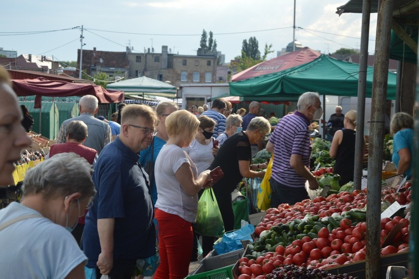 Dzień targowy na rynku przy ul. Owocowej w Zielonej Górze...