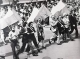 1 maja i Święto Pracy w PRL. Pochody pierwszomajowe w Krakowie z lat 70. i 80. Uczestniczyły w nich dziesiątki tysięcy ludzi [ZDJĘCIA]