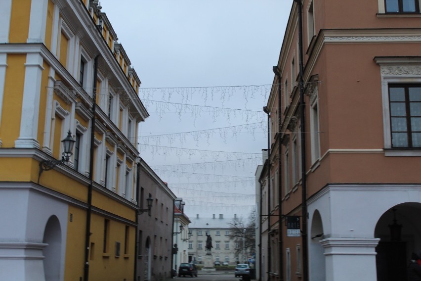 W Zamościu czuć już święta. Włączono choinkę i iluminacje świąteczne. Zobacz zdjęcia