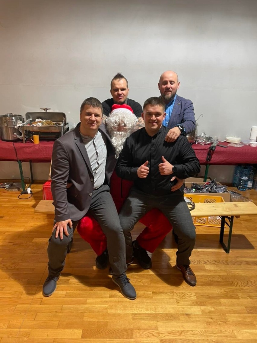Krotoszyn: Mikołaj i rodzinna atmosfera podczas wigilii zorganizowanej w LKS-ie Ceramik Krotoszyn