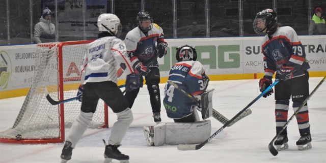 Hokejowa liga młodzików (U-16) w Małopolsce. UKH Unia Oświęcim - Niedźwiadki Sanok 3:1. Krążek w siatce po strzale Kajetana Domalewskiego.