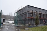 Zespół Szkół Pod Lasem w Wolbromiu zmienia swoje oblicze. Trwają prace związane z dociepleniem budynku i modernizacją sali gimnastycznej