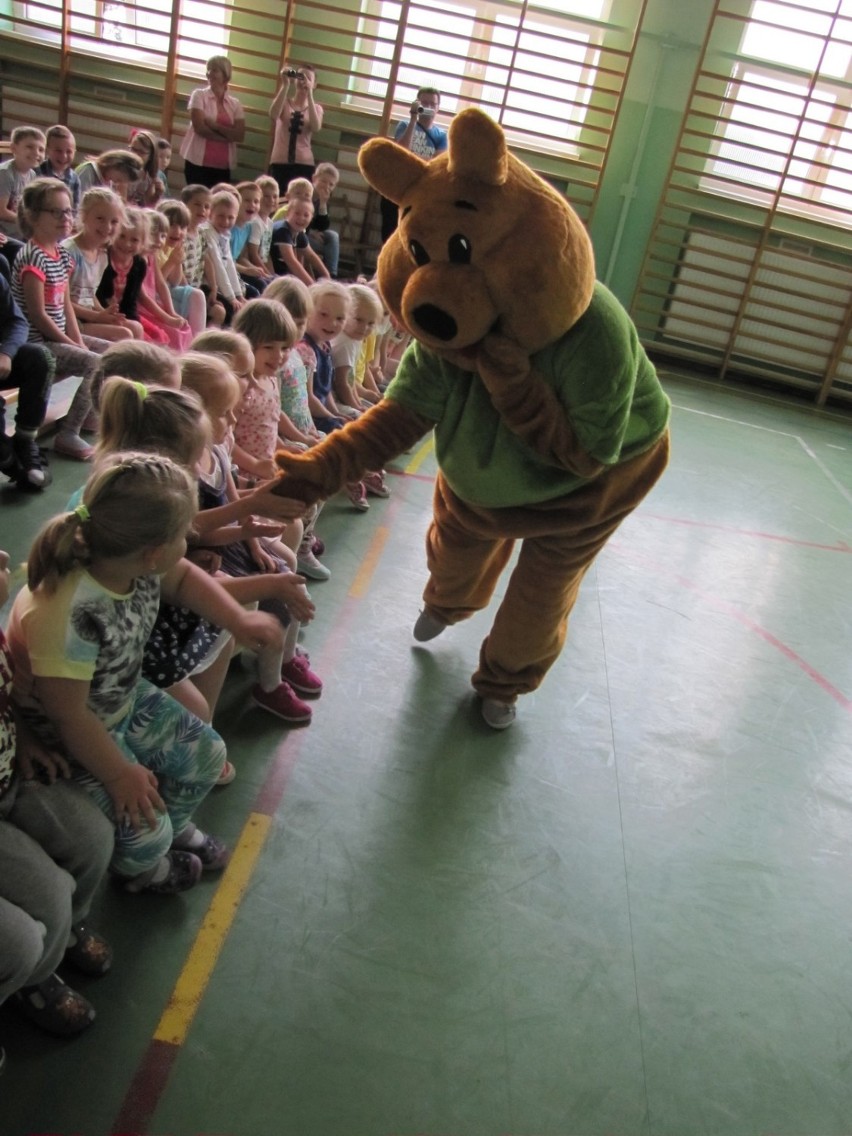 Chlewo gm. Goszczanów: szkolne występy dorosłych dla uczniów zorganizowano z okazji Dnia Dziecka