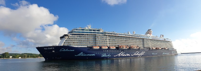 Mein Schiff 4 z wizytą w Porcie Gdynia. Wycieczkowiec można oglądać przy Nabrzeżu Francuskim, koło Kapitanatu Portu i Muzeum Emigracji 