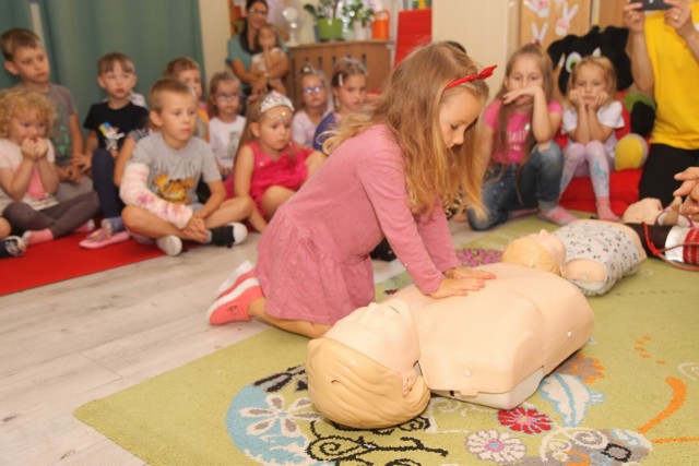 Zajęcia "Bezpieczne wakacje nad wodą" prowadzą ratownicy WOPR w Chełmnie