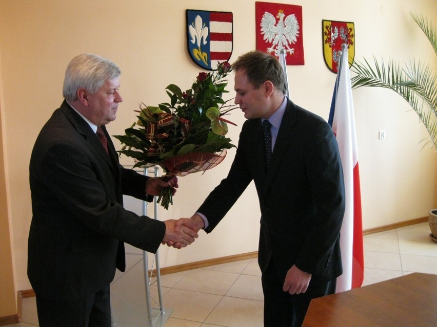 Wójt Tadeusz Wojciechowski gratuluje nowemu przewodniczącemu...