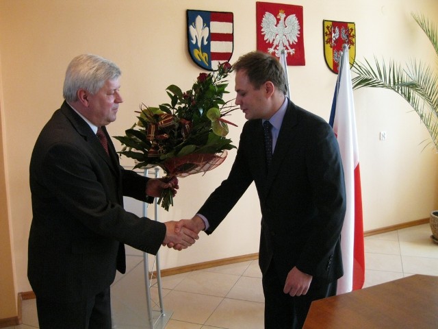 Wójt Tadeusz Wojciechowski gratuluje nowemu przewodniczącemu Rady Gminy Arkadiuszowi Knapowi