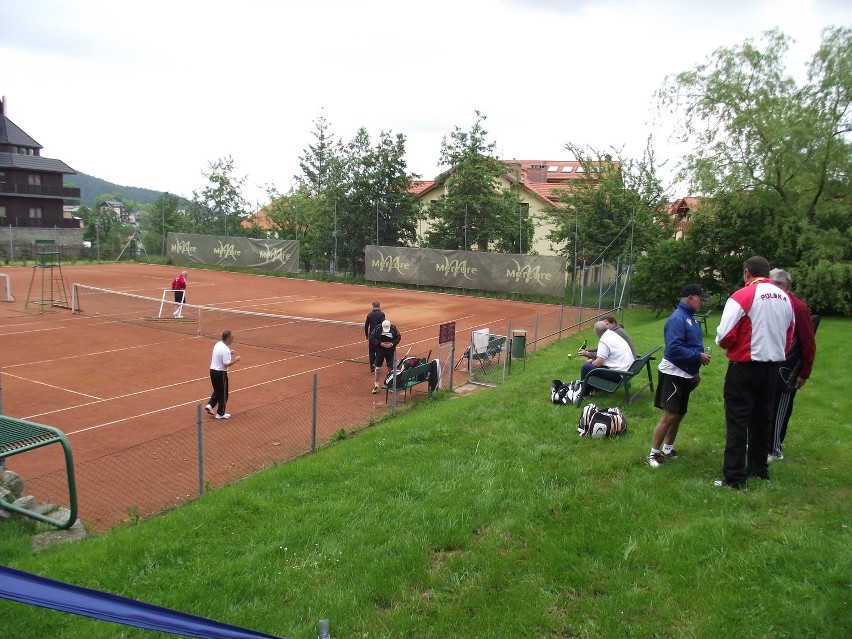 Jan Englert i inni aktorzy grają w tenisa w Karpaczu. Trwa turniej deblowy i mistrzostwa Karpacza