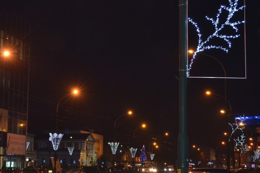 Ozdoby świąteczne w Sosnowcu są już na ulicach [ZDJĘCIA]