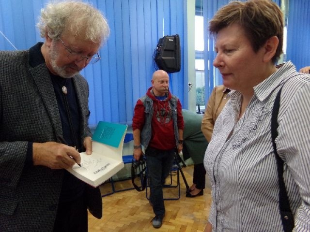 Spotkanie w bibliotece w Nakle. Wiele osób skorzystało, by  poprosić gościa o autograf lub wspólne zdjęcie na pamiątkę