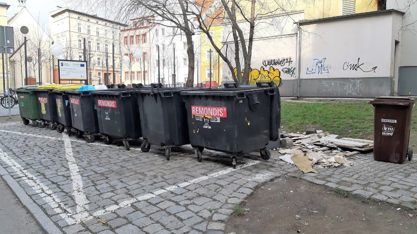 Podziemne kontenery na odpady pozostają zamknięte, przy nich...