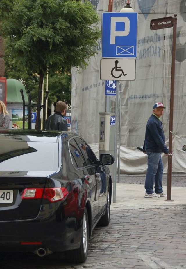 Karty uprawniają m.in. do parkowania za darmo na oznaczonych miejscach