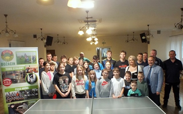 Gwiazdkowy Turniej Tenisa Stołowego zorganizowany został przez Ludowy Zespół Sportowy "Błyskawica"