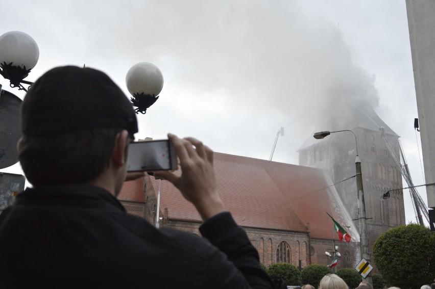 W akcji gaszenia katedry brało udział około 300 strażaków.