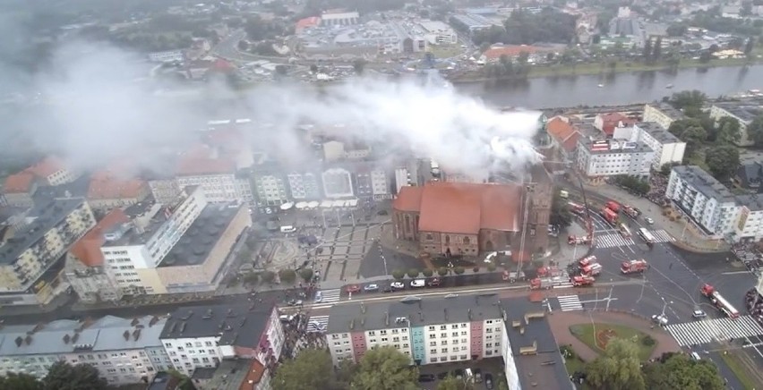 W akcji gaszenia katedry brało udział około 300 strażaków.
