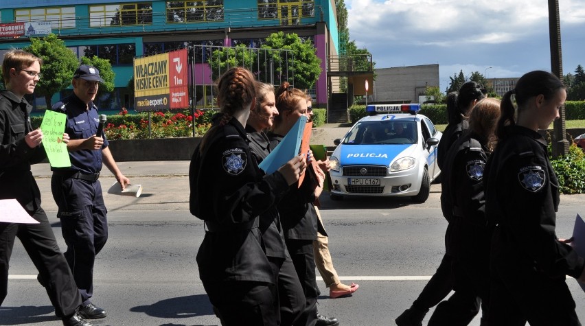 Policja maszerowała razem z uczniami ulicami Śremu