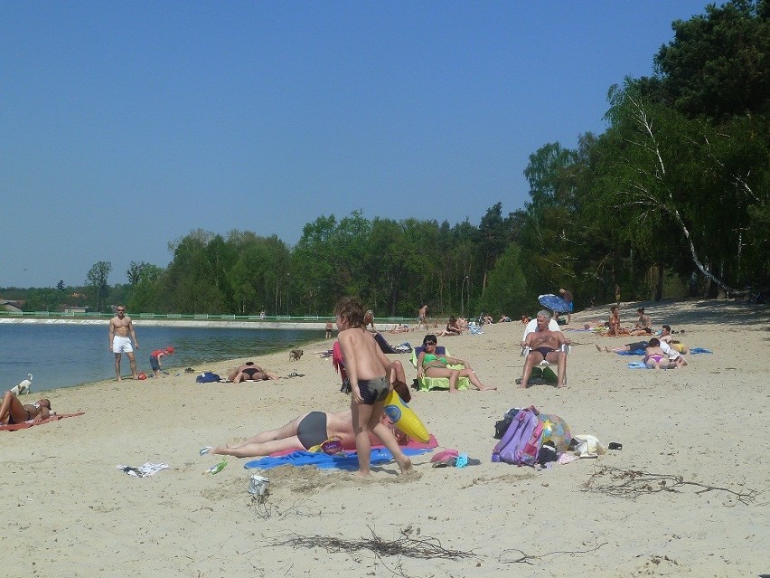 Majówka 2012. Okazuje się, że kiedyś majówki były znacznie przyjemniejsze. Pierwsi plażowicze w Gołuchowie 