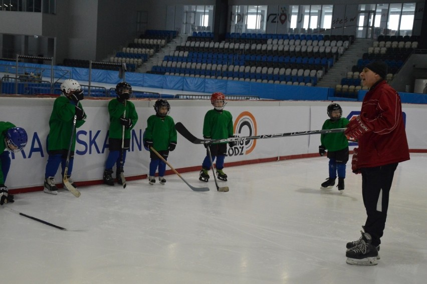 Curling dla najmłodszych. Nowe zajęcia w Arenie Lodowej w Tomaszowie Maz. organizowane przez Klub Sportowy Trener (foto)