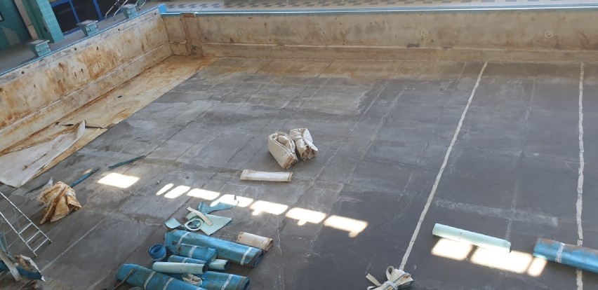 Trwa remont niecki basenowej przy SP3 w Zawierciu.