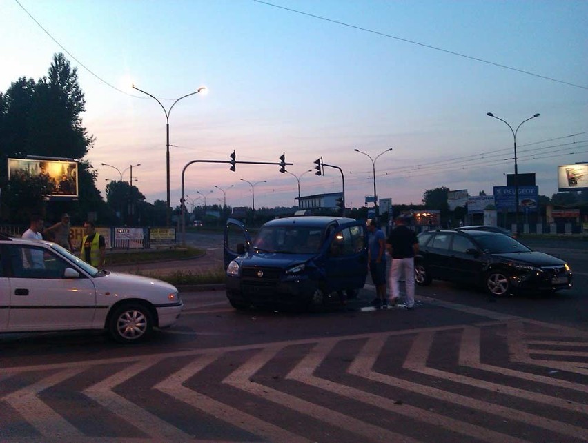 Będzin: Stłuczka trzech samochodów na ul. Piłsudskiego. Jedna osoba w szpitalu