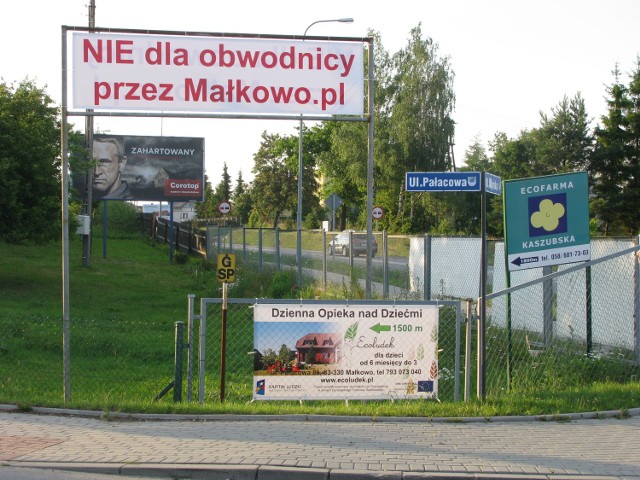 Mieszkańcy Małkowa wywiesili transparent w centrum wsi