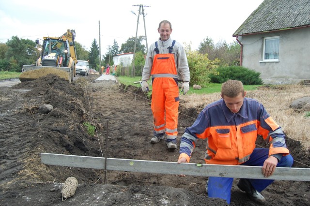 Tydzień temu, kiedy byliśmy w Gorzędzieju, robotnicy układali drugą część chodnika. Dzięki niemu mieszkańcy łatwiej będą pokonywać wieś