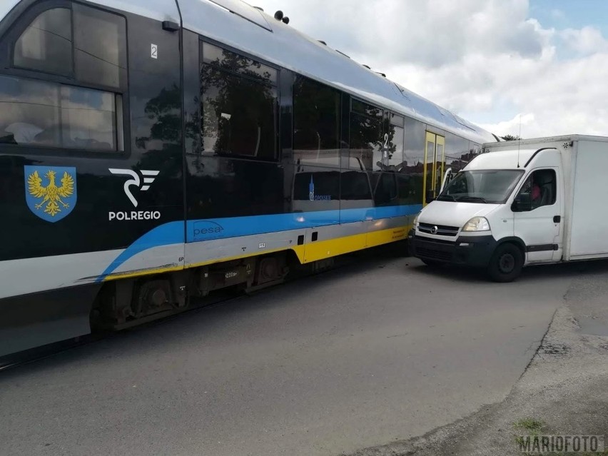 Wypadek w Kotorzu Małym. W środę na przejeździe kolejowym samochód dostawczy zderzył się z szynobusem