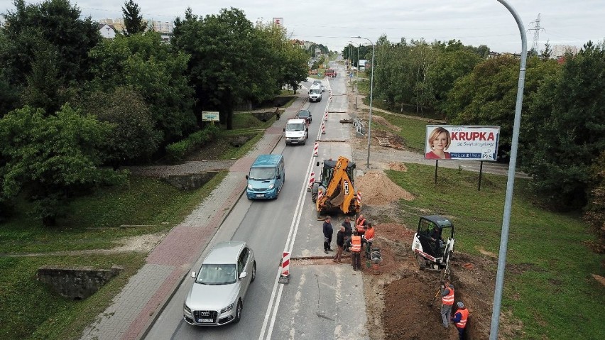 Ruch wahadłowy na ulicy Warszawskiej w Kielcach i wielkie utrudnienia. Kierowcy utknęli w korkach