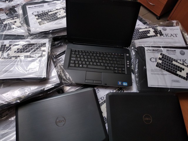 Sto laptopów trafi do potrzebujących uczniów