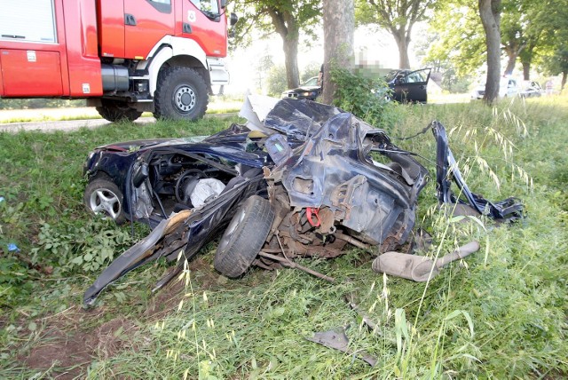 Trasa Tychowo - Warszkowo: śmierć w wypadku poniósł 30-latek ze Sławna. Samochód od uderzenia został zmasakrowany