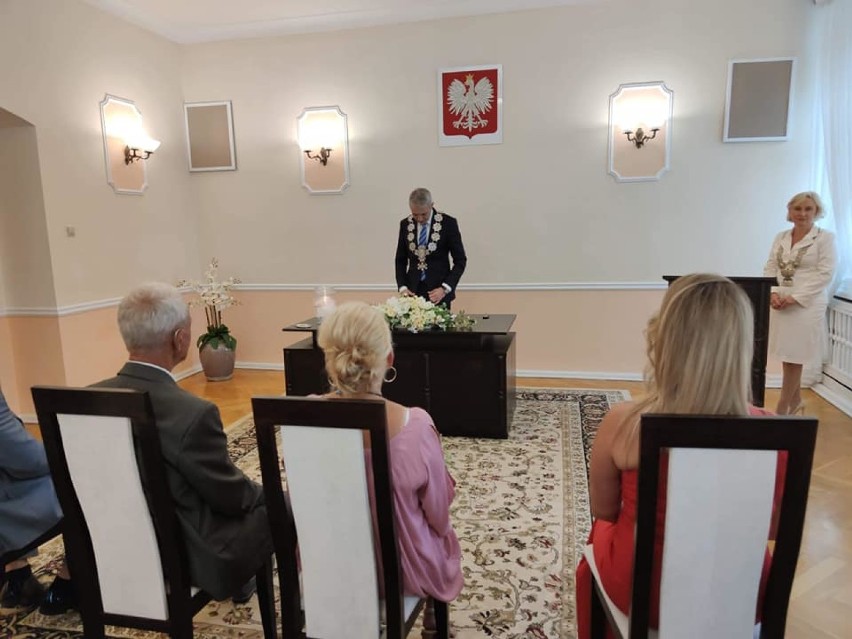 Burmistrz udzielił ślubu pani Danucie i panu Andrzejowi. Miłość dała im drugą młodość!