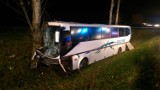 Śmiertelny wypadek w Kiezmarku. Samochód osobowy zderzył się z autobusem [ZDJĘCIA]