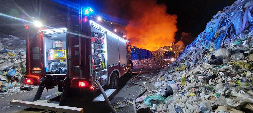 Akcja gaszenia pożaru śmieci na terenie firmy recyklingowej w Rawiczu (19.07.2022)