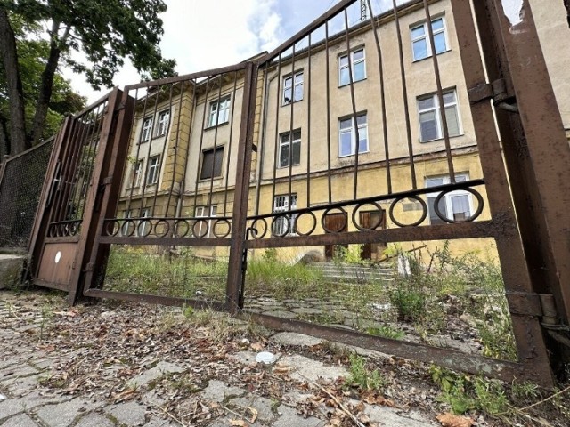 Dawna siedziba szpitala Ministerstwa Spraw Wewnętrznych i Administracji przy ulicy Ogrodowej 11 w Kielcach został sprzedany.

Zobacz zdjęcia