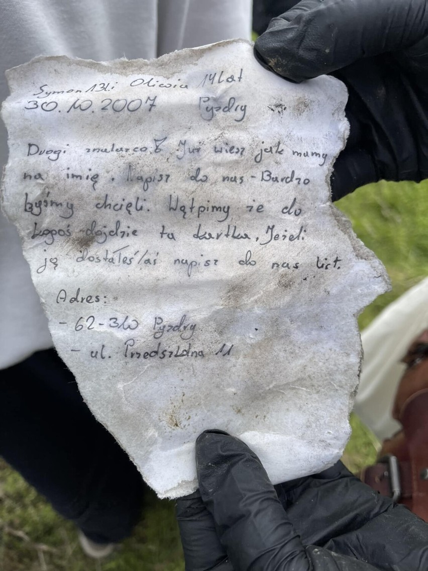 Uczniowie odnaleźli list w butelce po... 17 latach od jego napisania! Teraz szkoła poszukuje nadawców tego wyjątkowego listu
