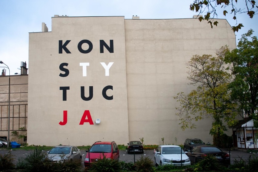 Gigantyczny mural "Konstytucja" na ścianie warszawskiej...