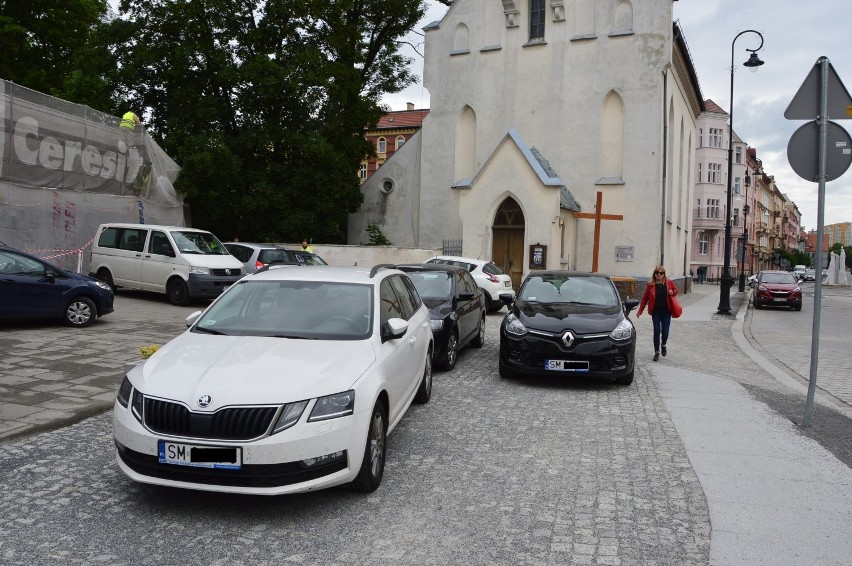 Wstyd! Bankowcy zrobili sobie parking z placu przed kościołem i zastawiają chodnik