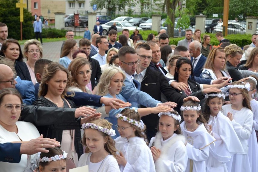 Piła. Pierwsza Komunia Święta w parafii pw. Świętej Rodziny w Pile. Jezusa do swoich serc przyjęli uczniowie SP nr 1