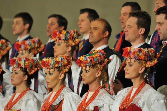 Zespół Pieśni i Tańca „Śląsk” jest zespołem artystycznym o ogromnych możliwościach wykonawczych, występującym nie tylko na wielkich światowych scenach, lecz także w miejscowościach na co dzień pozbawionych dostępu do wartościowych propozycji kulturalnych. Nadrzędną ideą działania Zespołu jest ukazywanie bogactwa źródeł kultury śląskiej na tle spuścizny innych regionów kraju.
Ponad stuosobowy skład artystyczny obejmuje chór, balet i orkiestrę. Współpraca z autorytetami w dziedzinie kulturoznawstwa – to potencjał gwarantujący realizację widowisk na najwyższym poziomie artystycznym. Poziom artystyczny Zespołu przyniósł mu uznanie na całym świecie, liczne nagrody i dyplomy honorowe. „Śląsk” odwiedził 44 kraje na pięciu kontynentach. Zespół dał ponad 7 tysięcy koncertów dla ponad 25 milionów widzów.
Obecnie w repertuarze Zespołu znajduje się kilkanaście różnorodnych form artystycznych - od wielkich widowisk przynoszących barwną i dynamiczną panoramę folkloru wszystkich regionów kraju, poprzez wielce efektowne koncerty edukacyjne, aż po prezentacje muzyki klasycznej i sakralnej.
(mat.organizatora)

Ceny biletów: normalny - 30zł, ulgowy - 25zł
Bilety w sprzedaży od 21 września