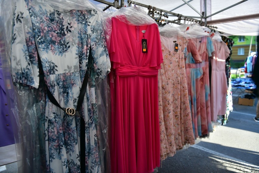 Modne kreacje na targowisku Korej w Radomiu. Sukienki idealne na wesela i inne okazje. Różne kroje i kolory. Zobacz zdjęcia