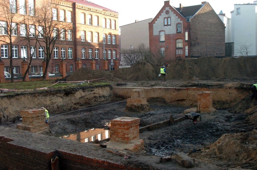 Słupsk: Prace archeologiczne prowadzone są przy ul. Niedziałkowskiego. Znaleziono ludzkie szczątki