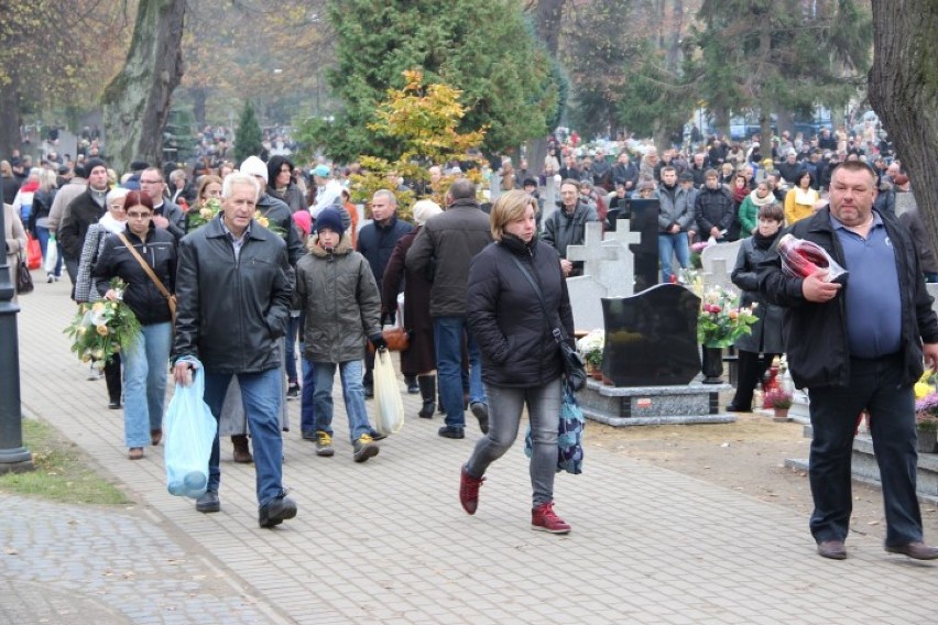 Dzień Wszystkich Świętych w Tczewie: tłumy na cmentarzach. ZOBACZ ZDJĘCIA