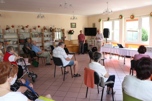 Do seniorów w Wągrowcu trafiają opaski życa